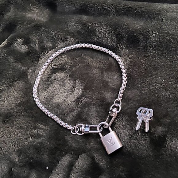 New LV Louis Vuitton Silver-Toned Lock on a 16" Box Link Chain Choker Ne… - Picture 2 of 4